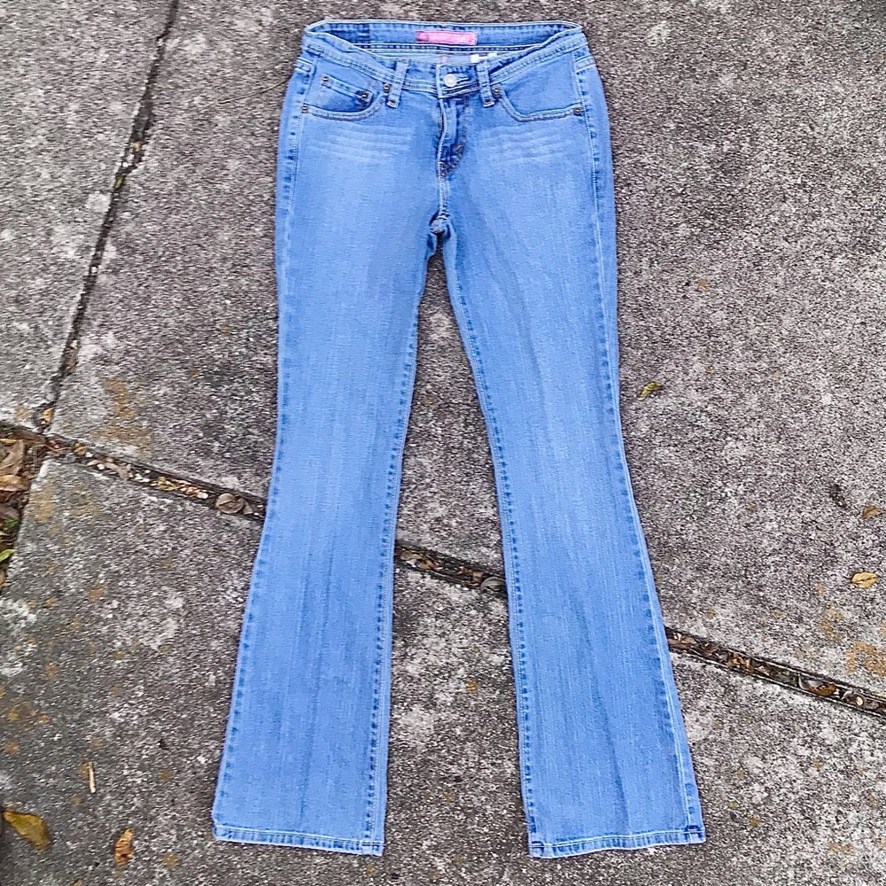 vintage levis 💗 super low rise, boot cut, light wash! a good staple 4 ur closet